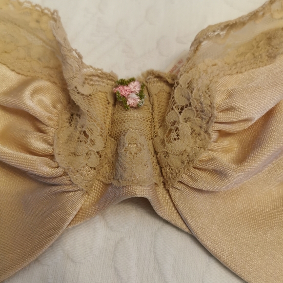 Vintage Vogue Beige Underwire Bra Size 38C - Picture 2 of 9